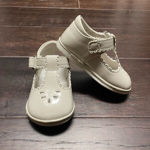 Angel Shoes Dottie Patent T-Strap in cream size 2